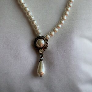 Elegant Vintage Pearl Necklace with Pendant